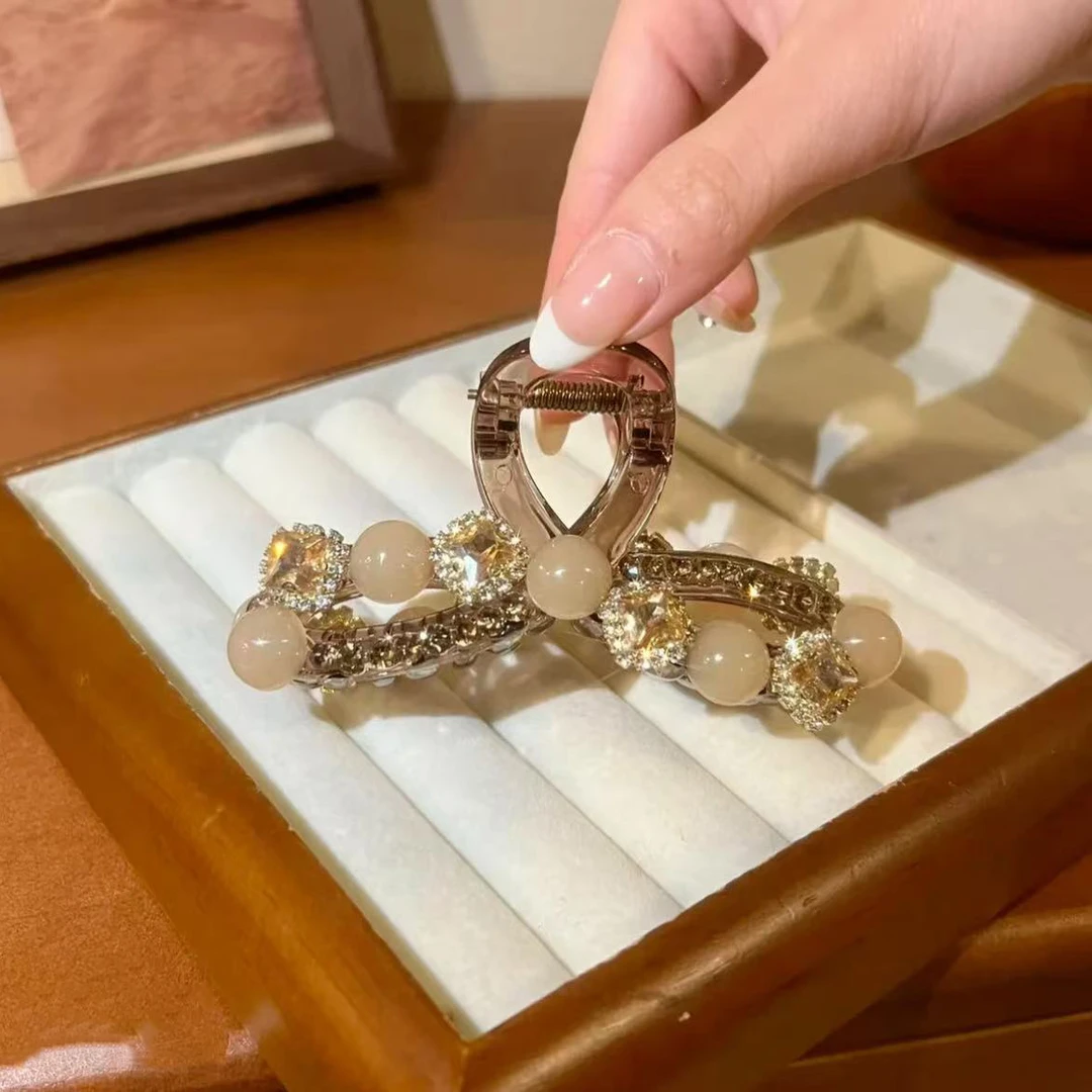 高级感妈妈水钻发夹女2025新款高端盘发发卡发量少鲨鱼夹抓夹头饰