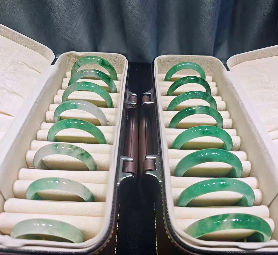 天然+非洲翠+正品+冰底+飘花手镯（天然玉多样性发一件）