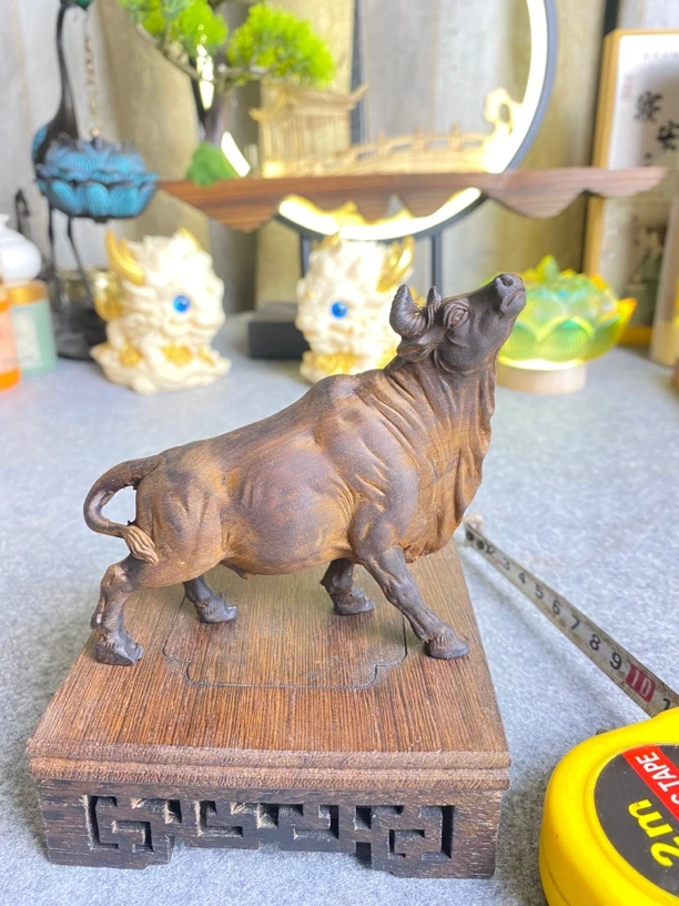 太行崖柏雷击木长10公分高8公分抬头镂空牛气冲天手摆件