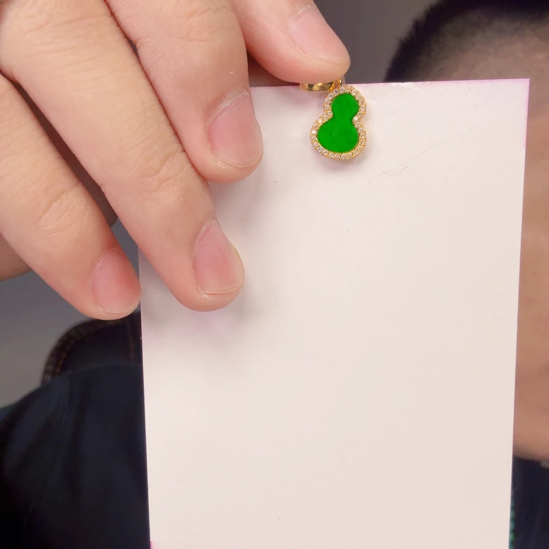 翡翠未镶嵌颈饰一件