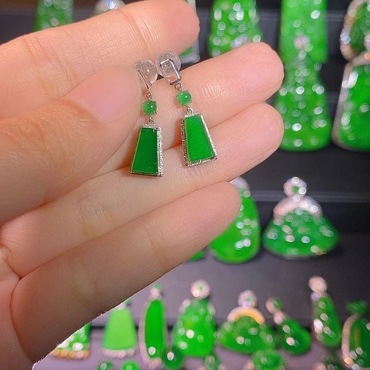 翡翠18K金镶嵌耳饰是