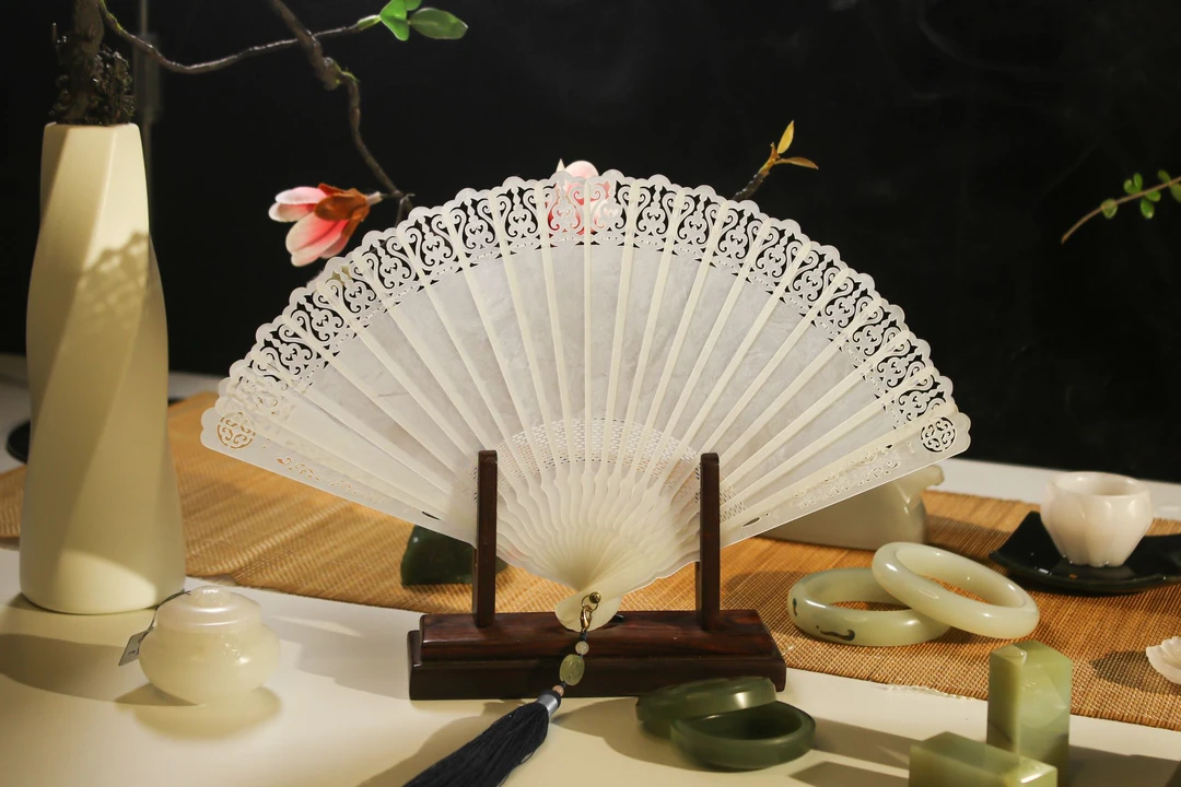 天然和田玉玉扇子白玉摆件镂空卷草纹
