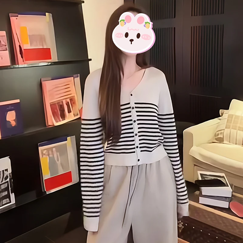 韩系早秋穿搭时尚小衫2025新款条纹V领百搭设计感洋气休闲针织衫