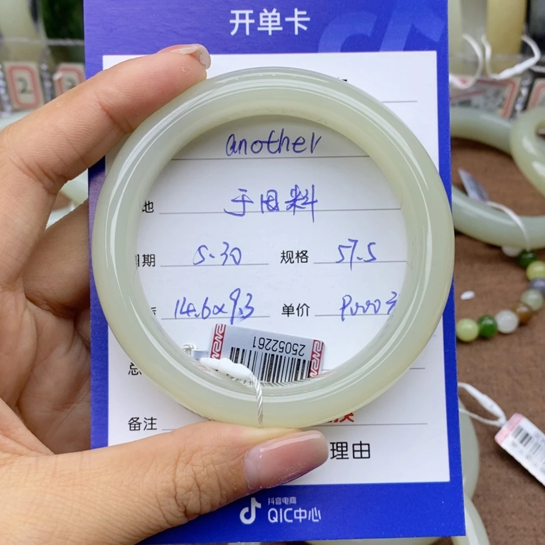 和田玉手镯未镶嵌a****r