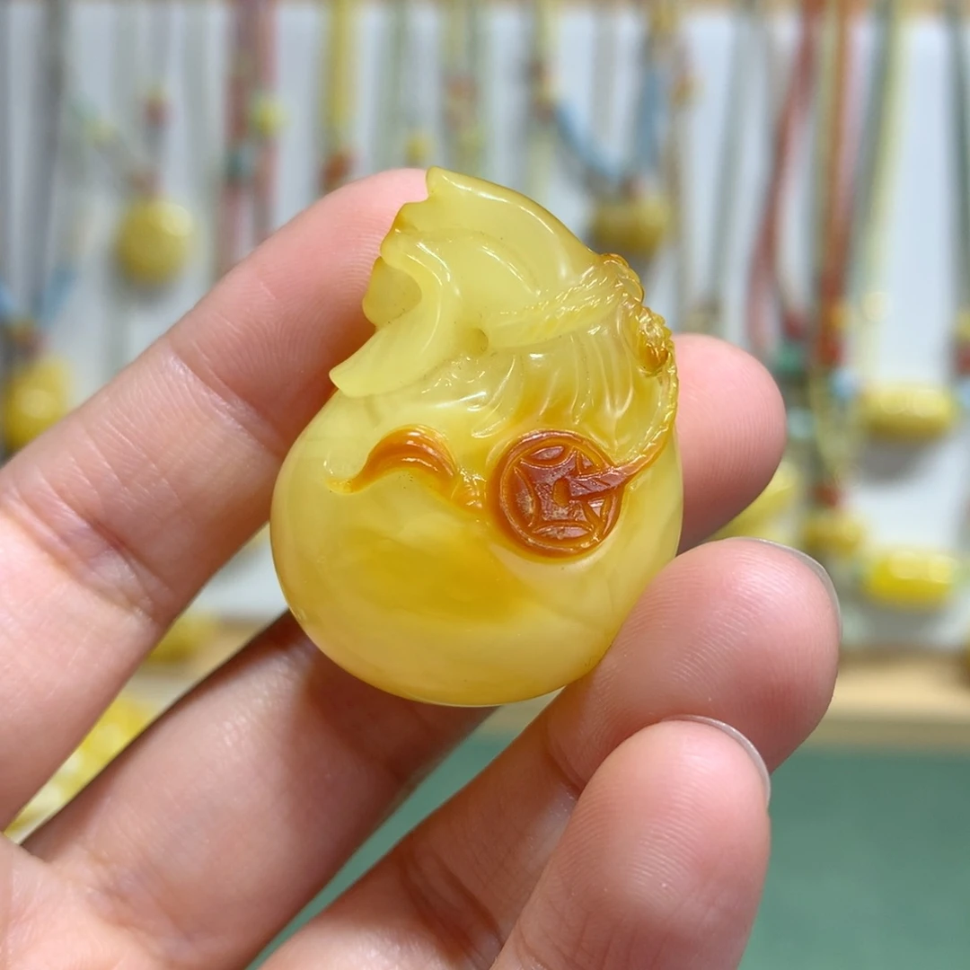 蜜蜡未镶嵌颈饰福袋