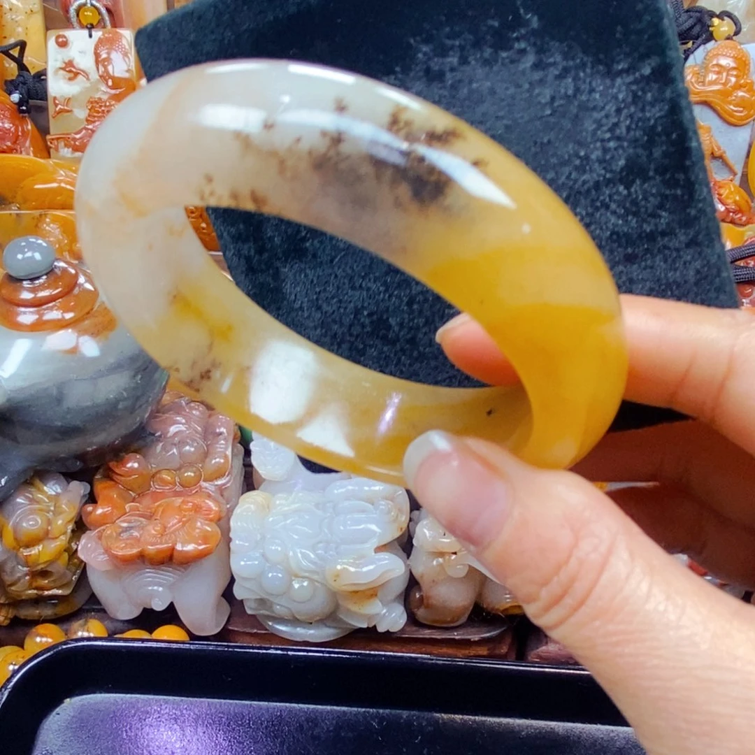 未镶嵌石英质玉（黄龙玉）颈饰