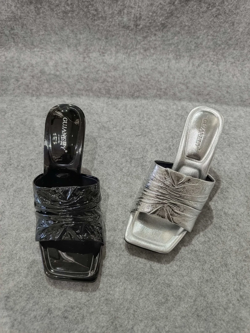 2025年品牌女鞋夏季新款真皮方头露趾宴会高跟时尚外穿一字拖水钻