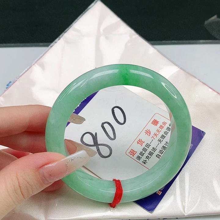 翡翠手镯未镶嵌翡翠手镯