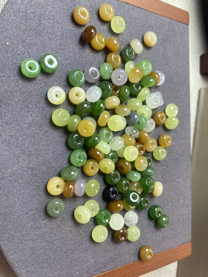 天然和田玉卡8小平安扣，一款多用，多样发其一，9.9一颗，颜色可以挑