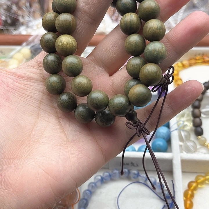 未镶嵌玛瑙/玉髓珠宝半成品一条12mm左右绿檀手串