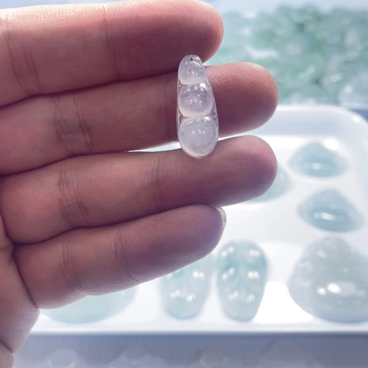 翡翠未镶嵌颈饰豆子