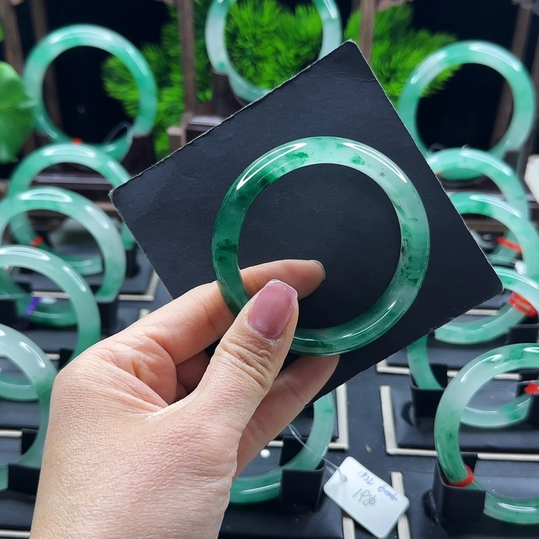 石英质玉手镯未镶嵌凌**?