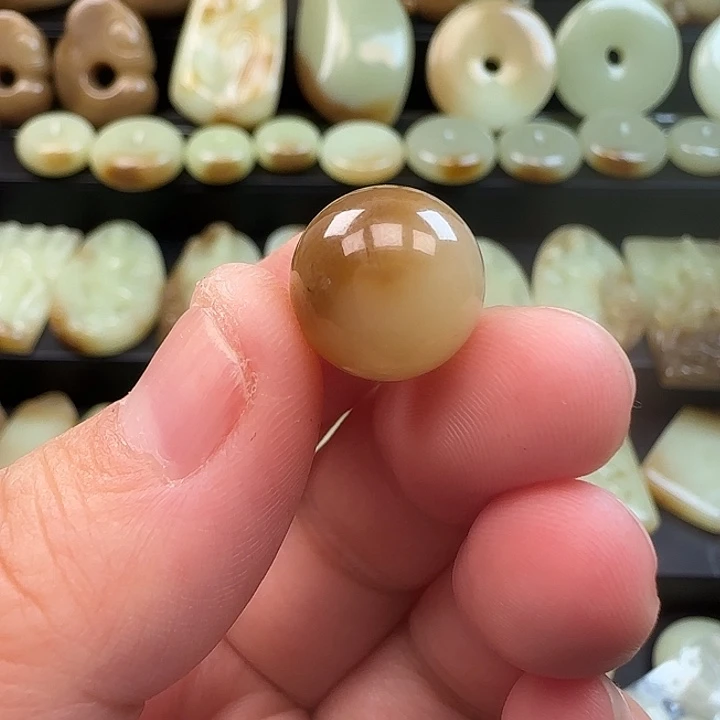 随***安和田玉未镶嵌颈饰