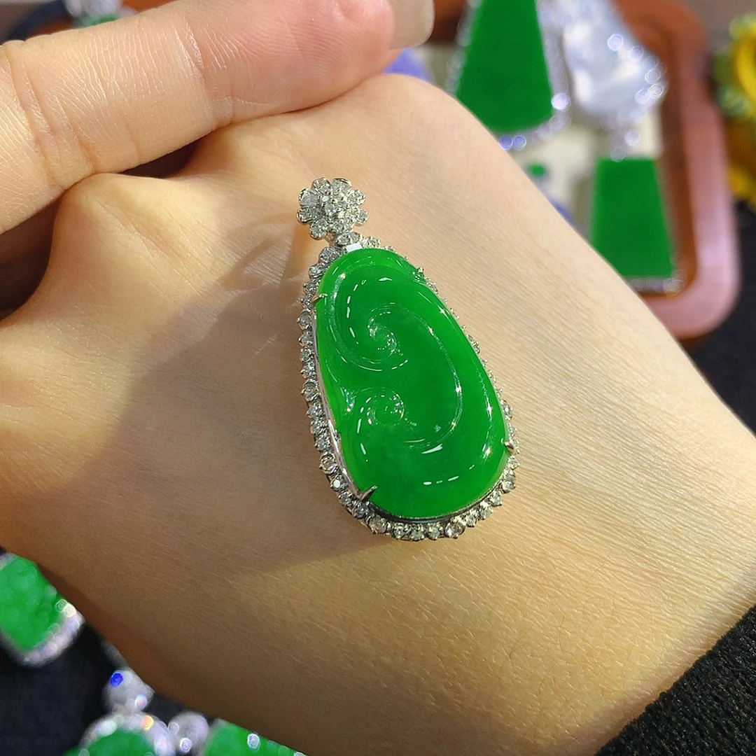 颈饰18K金镶嵌翡翠