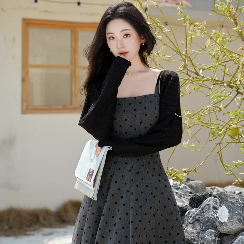 法式气质设计感绝美超好看显瘦波点裙连衣裙配黑色长袖针织开衫女