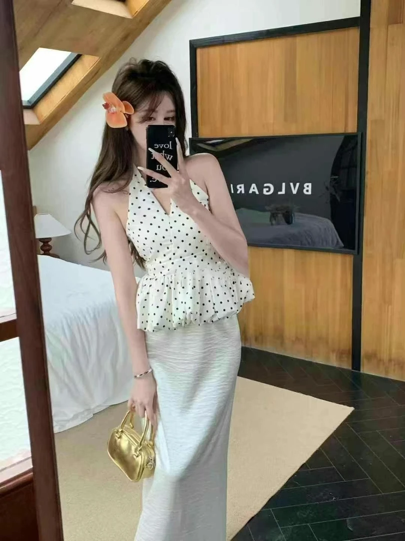 多米家新款挂脖波点露背背心设计感收腰小衫+显瘦高腰半身裙套装