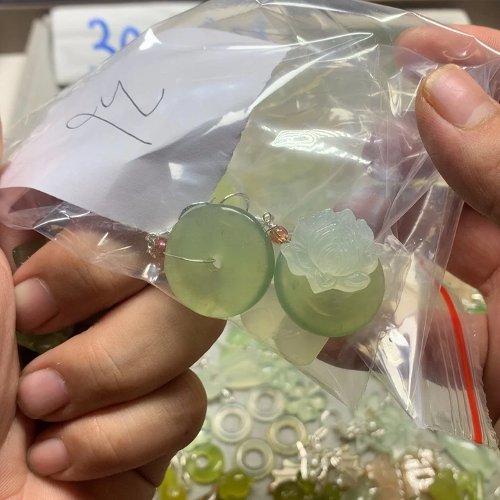 用***阳蛇纹石玉未镶嵌耳钉