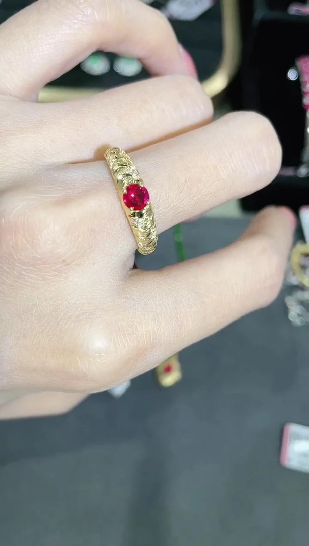 18K金镶嵌天然无烧红宝石戒指圆切