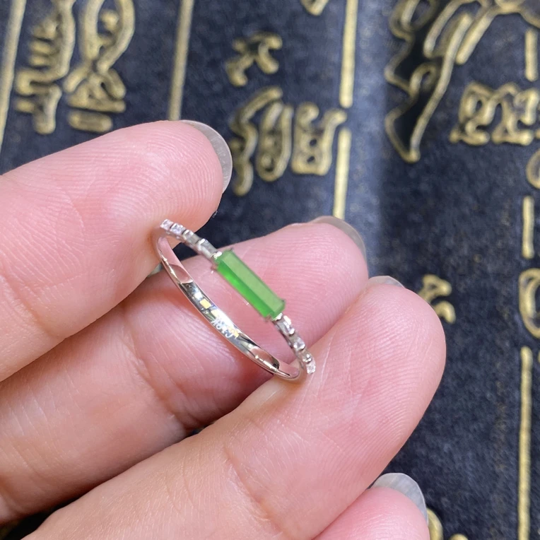 18K金镶嵌绿翡翠戒指