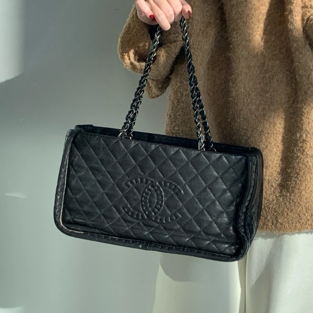 95新 Chanel/香奈儿 chanel黑色浮雕压纹logo单肩托特包