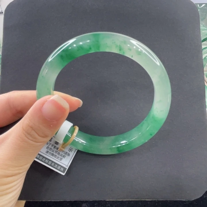 未镶嵌手镯石英质玉（非洲翠）