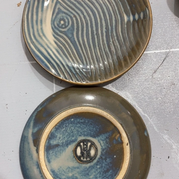瓷片盘子两个有微瑕疵