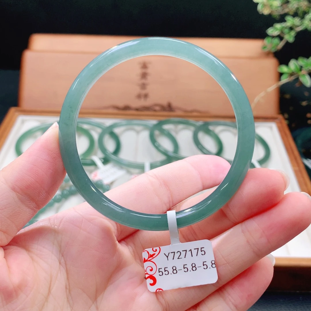 翡翠手镯（圆镯）未镶嵌
