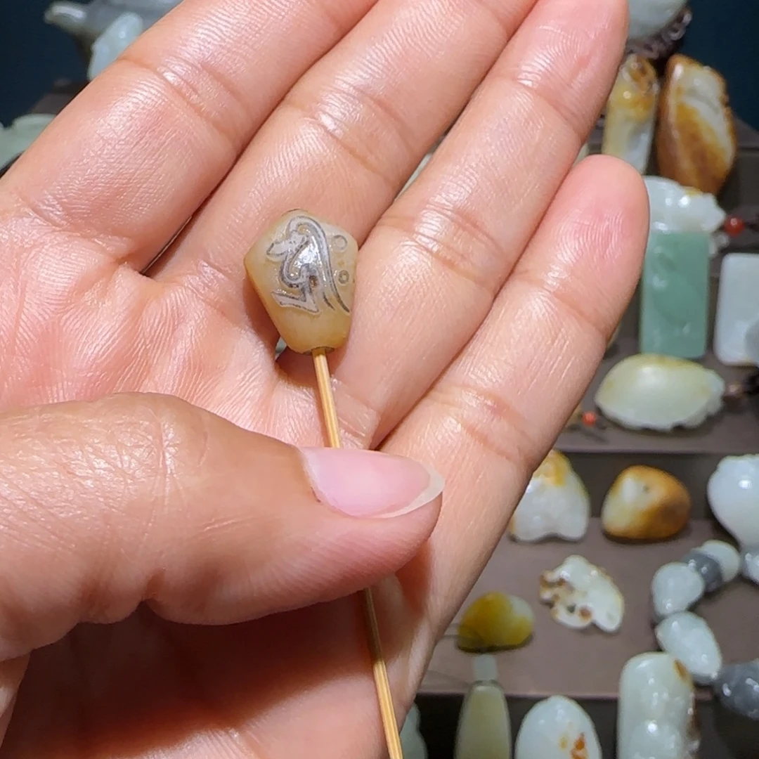 天***德和田玉未镶嵌颈饰