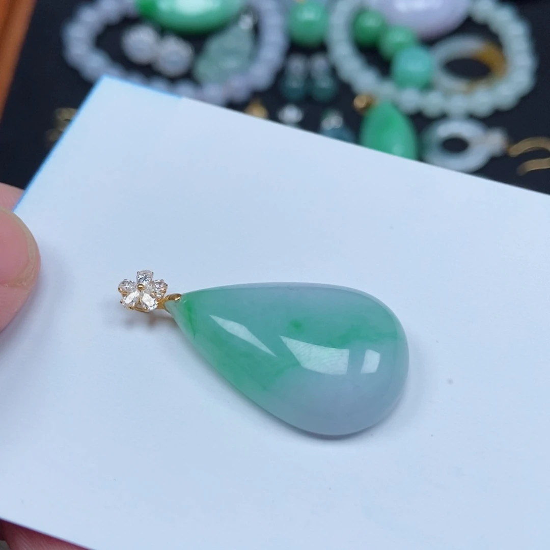 翡翠未镶嵌颈饰水滴