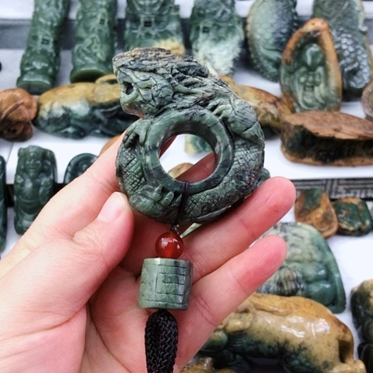 未镶嵌岫岩河磨玉（透闪石质玉）把件