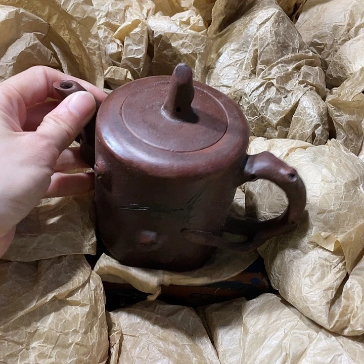 紫砂茶壶原矿泥料，手工制作的一把紫砂壶。