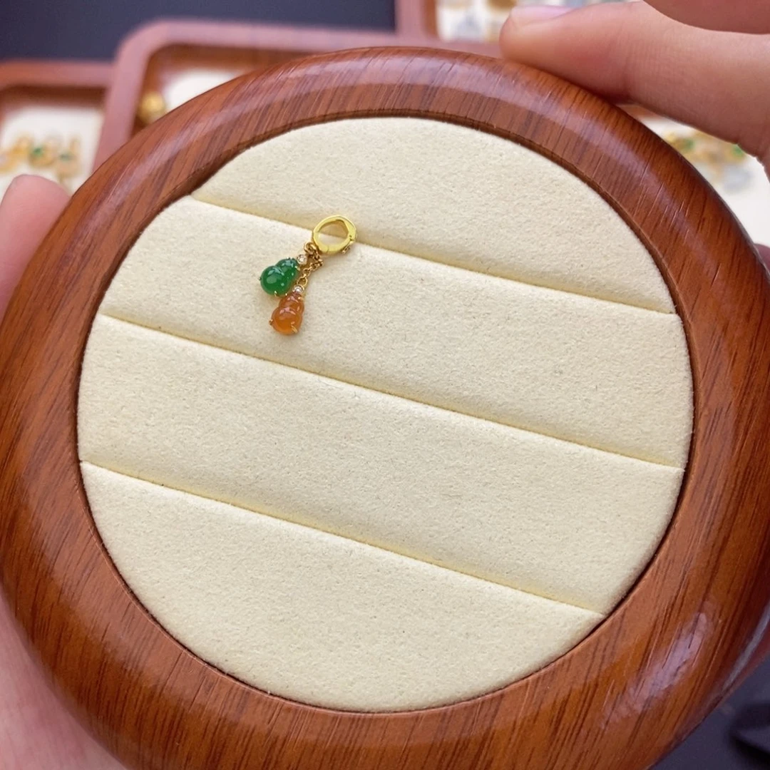 男****翡翠18K金镶嵌颈饰翡翠