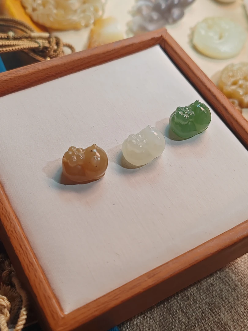 天然和田玉趴趴猫无脸猫