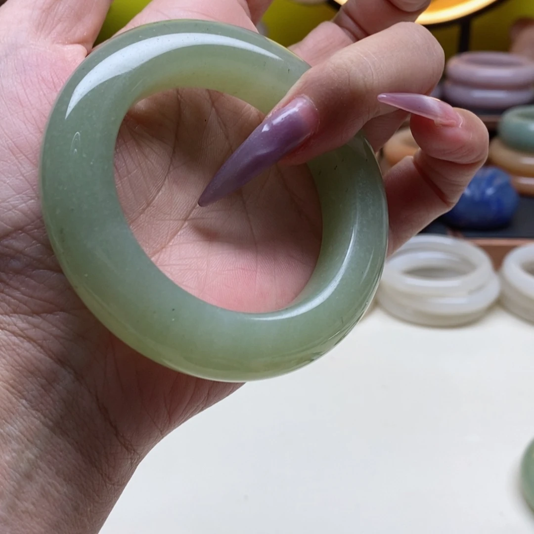 石英质玉手镯未镶嵌小*子