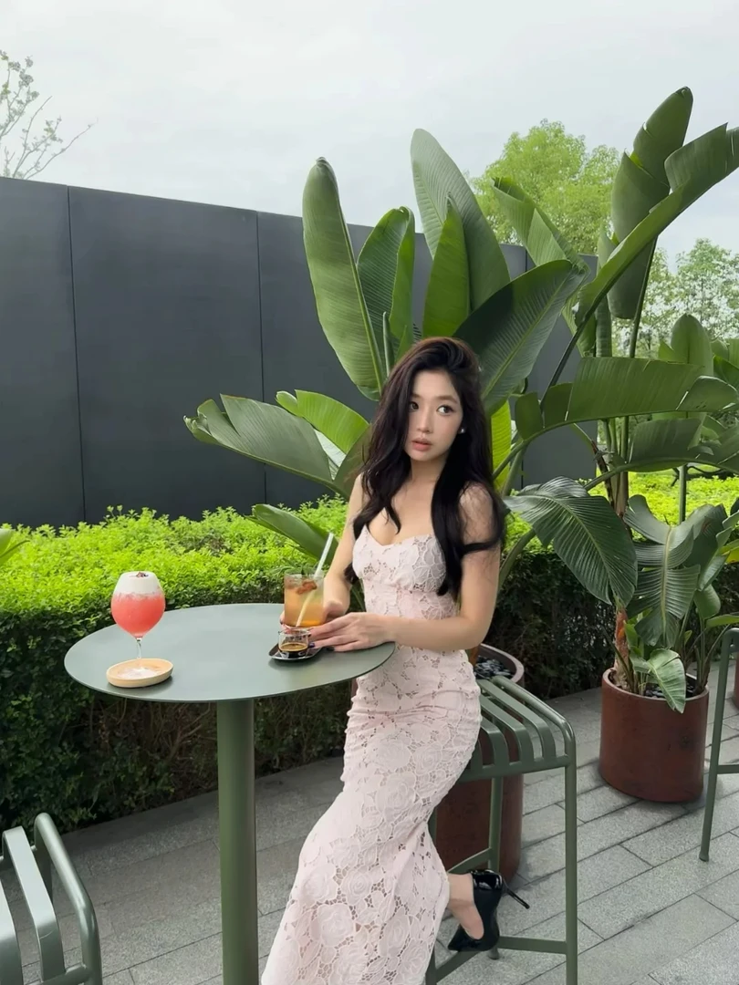 【巴塞之花】镂空提花包臀露背吊带度假长裙女2025新款显瘦连衣裙潮