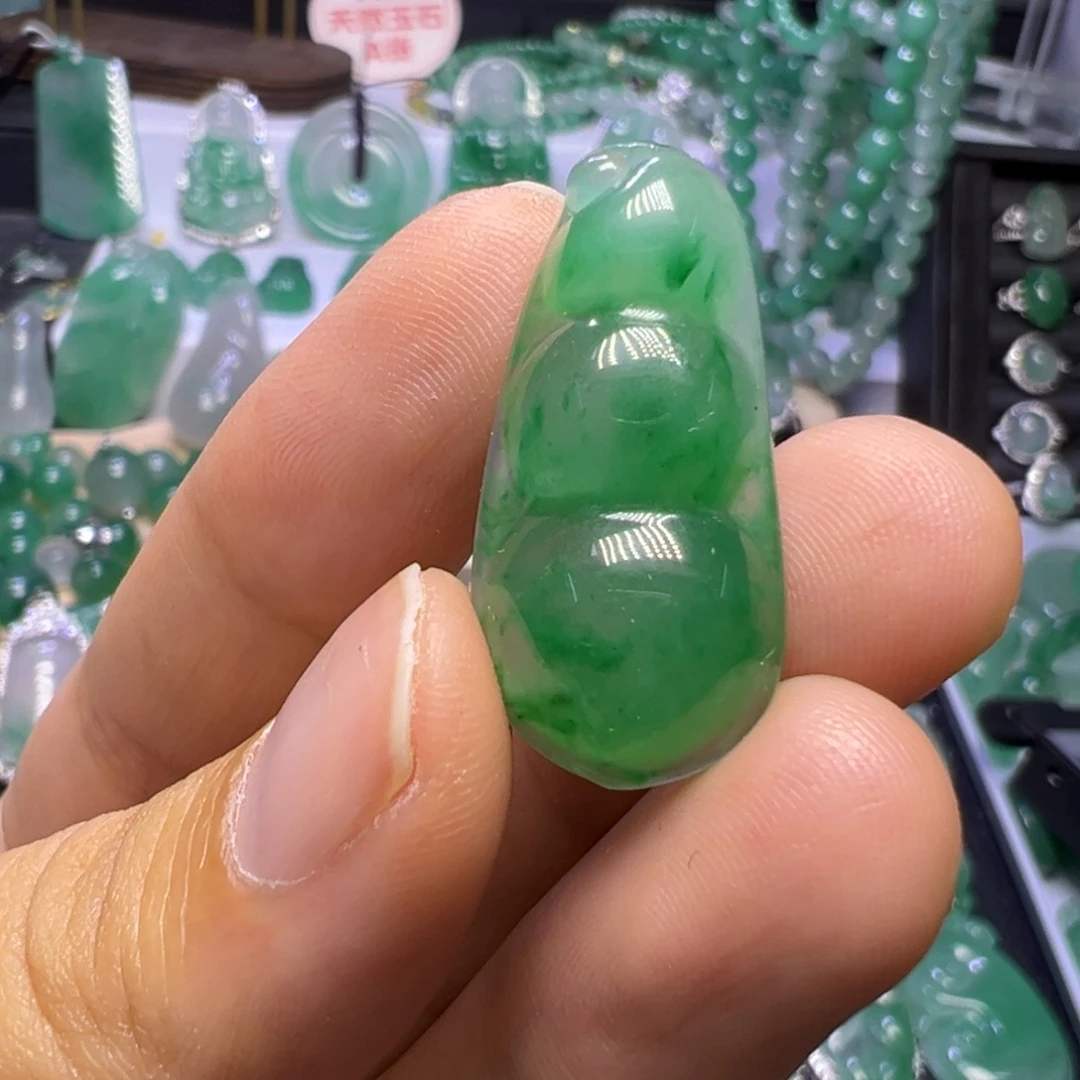 石英质玉（非洲翠）未镶嵌颈饰