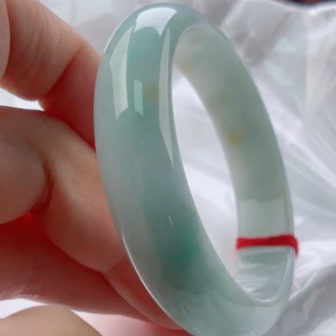 翡翠未镶嵌手镯60无大纹裂48小时鉴赏淡底色飘黄翡