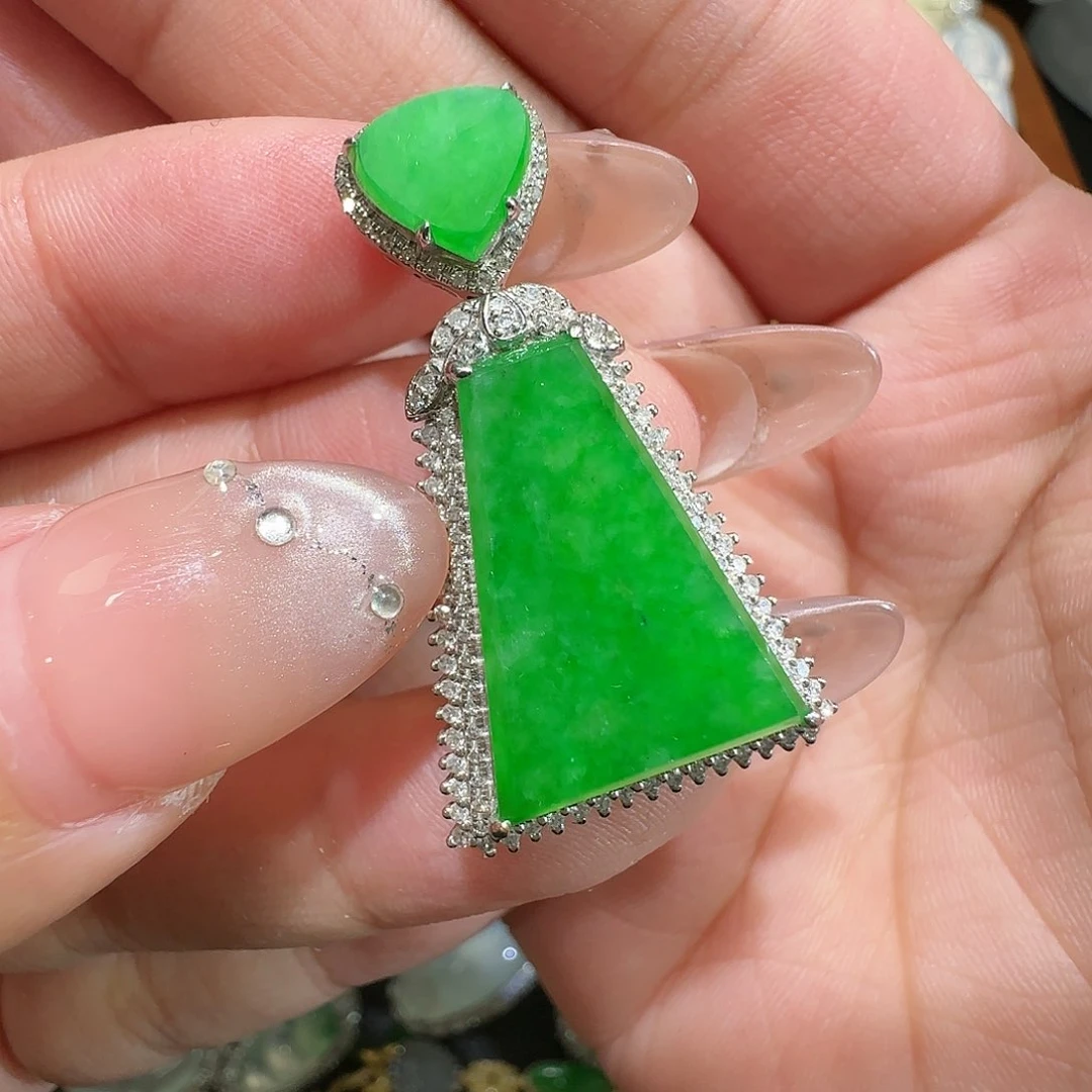 【闪购商品】颈饰18K金镶嵌翡翠