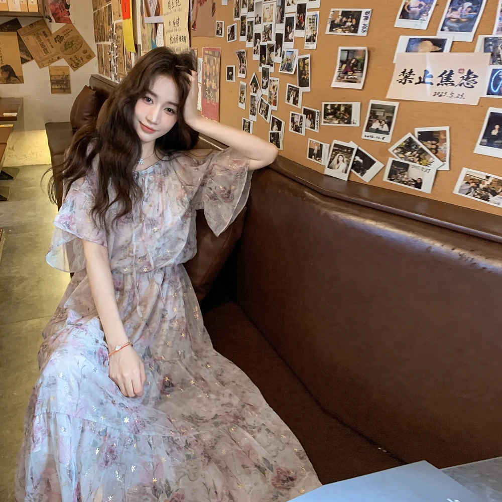 五一出游出片穿搭今年流行爆款大方得体温柔风碎花亮片连衣裙露肩