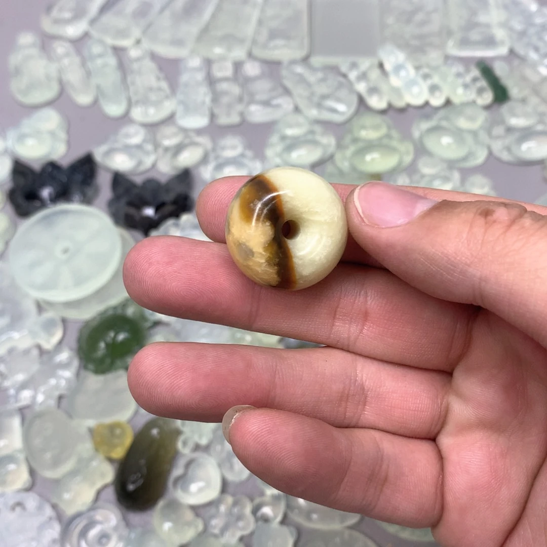 蛇纹石玉颈饰未镶嵌