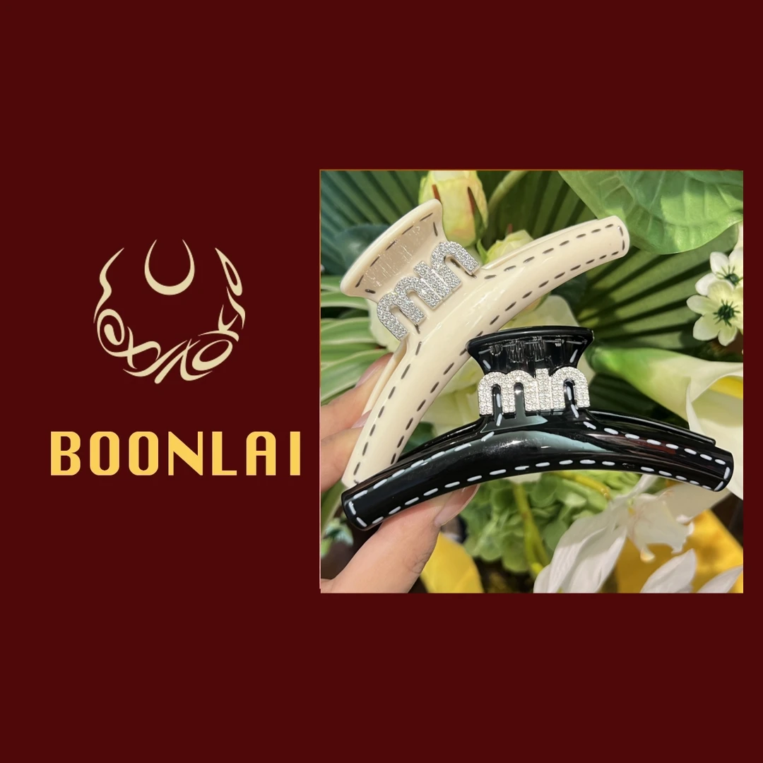 Boonlai 纯色虚线镶钻字母发抓