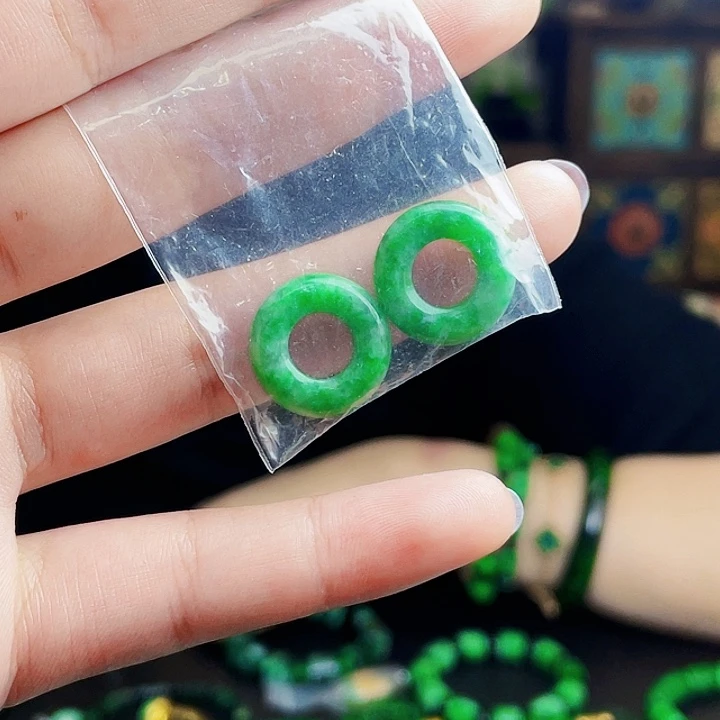 翡翠未镶嵌颈饰多样性