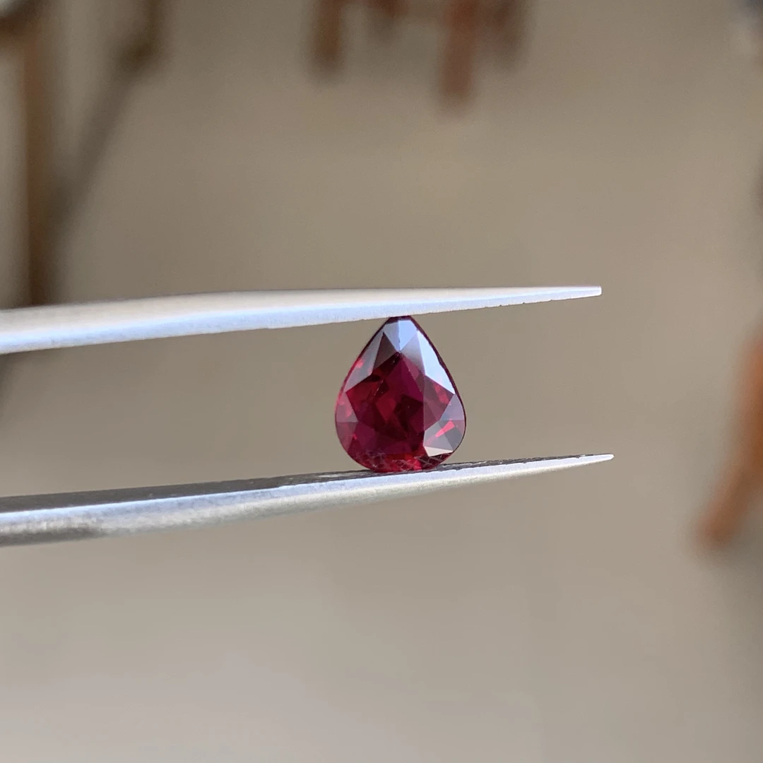 天然彩宝老烧鸽血红红宝石裸石 水滴6.5x8.1重1.37ct可配现托