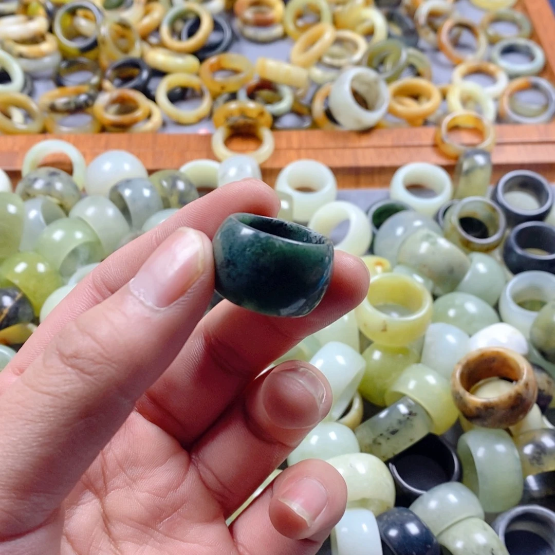 蛇纹石玉未镶嵌戒指57。