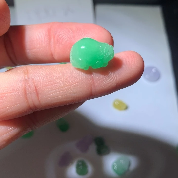 L***锋翡翠未镶嵌颈饰挂件