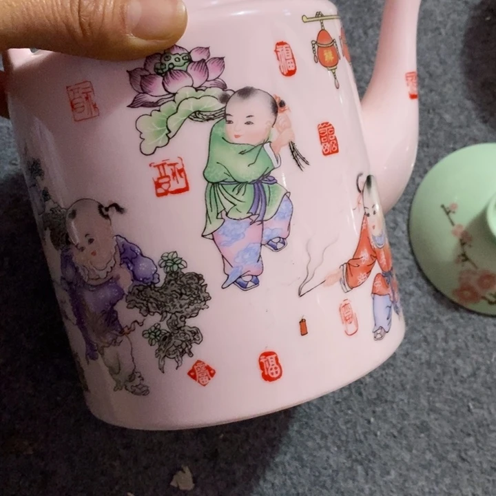 摆件骨瓷红稀土童子提梁壶