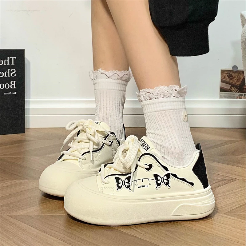 人本大头丑萌可爱小白鞋女增高2026春季爆款百搭原创蝴蝶板鞋学生
