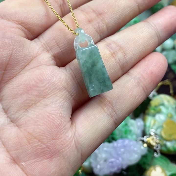 翡翠未镶嵌吊坠(赠链)