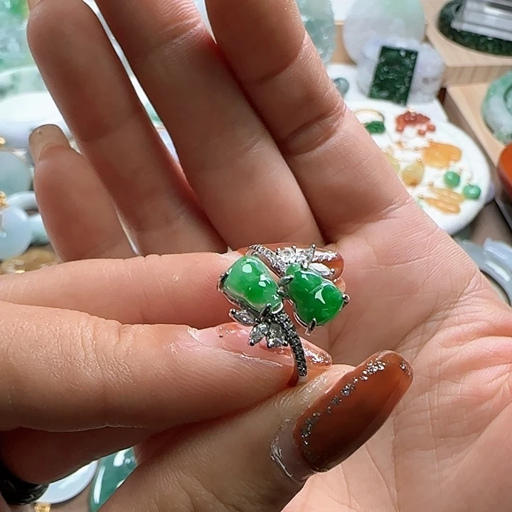 翡翠颈饰未镶嵌绿葫芦戒指