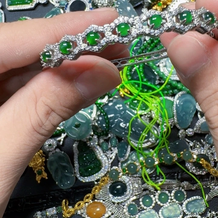 翡翠未镶嵌颈饰天然A货翡翠放漏